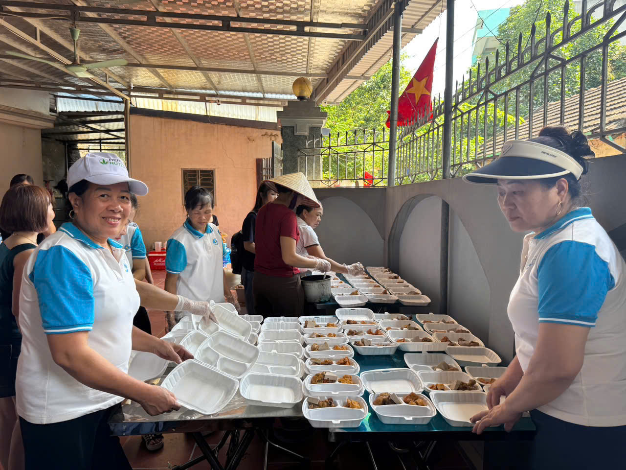 “Bữa ăn trưa 0 đồng” tiếp sức mùa thi nơi ngoại ô Hà Nội - ảnh 5