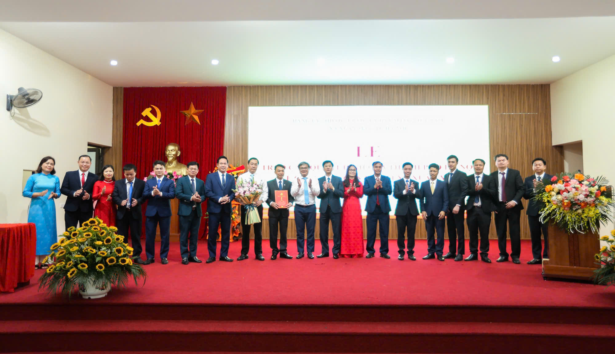 Công bố nhân sự chủ chốt tại phường Chương Mỹ, xã Phú Nghĩa và Xuân Mai - ảnh 8