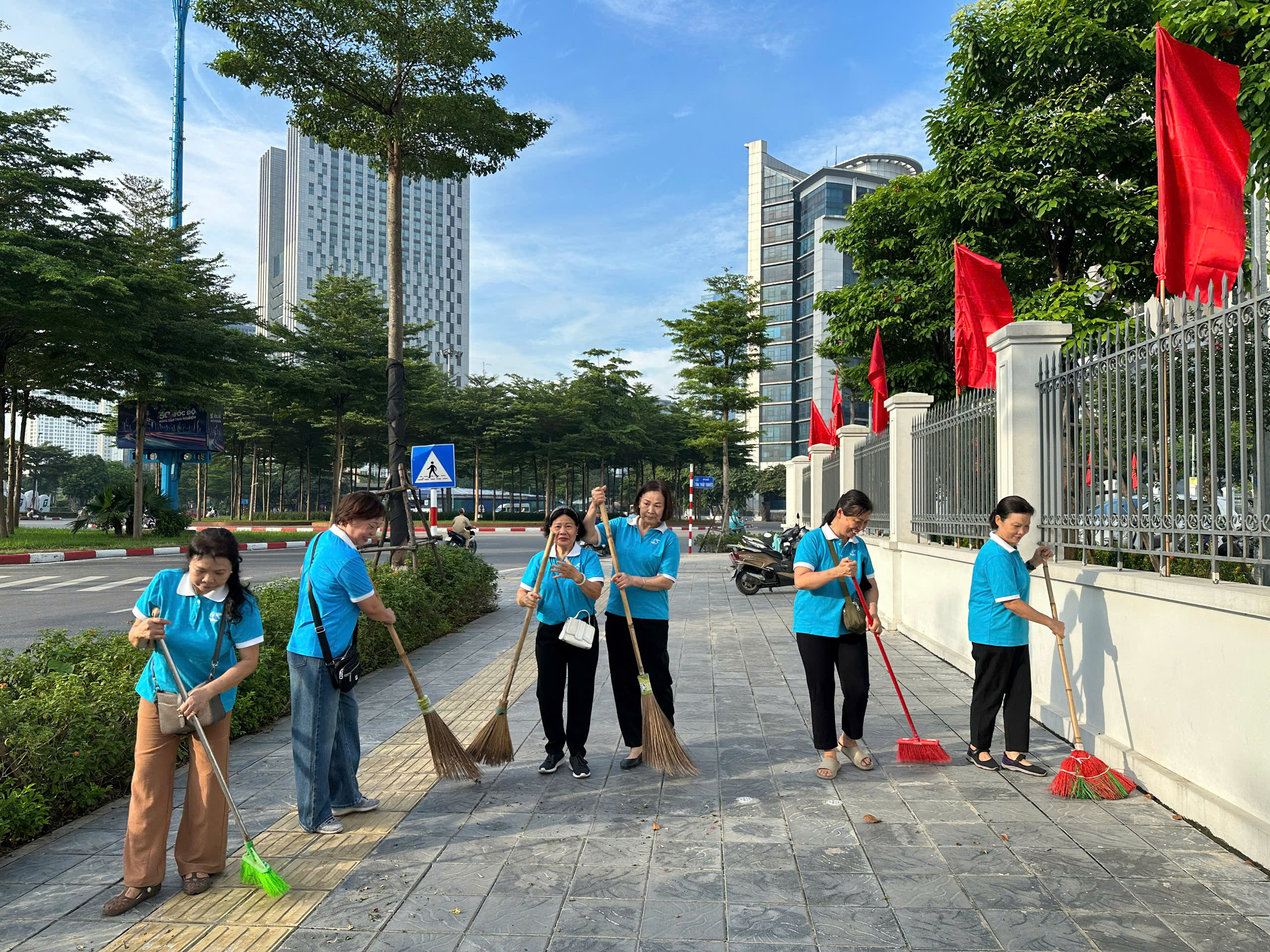 Phụ nữ phường Cầu Giấy làm nòng cốt tổng vệ sinh môi trường - ảnh 2