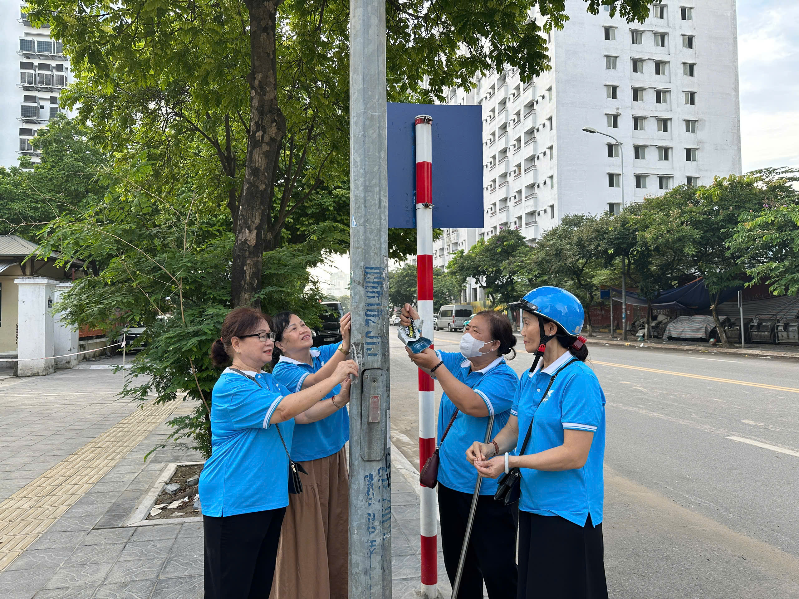 Phụ nữ phường Cầu Giấy làm nòng cốt tổng vệ sinh môi trường - ảnh 5