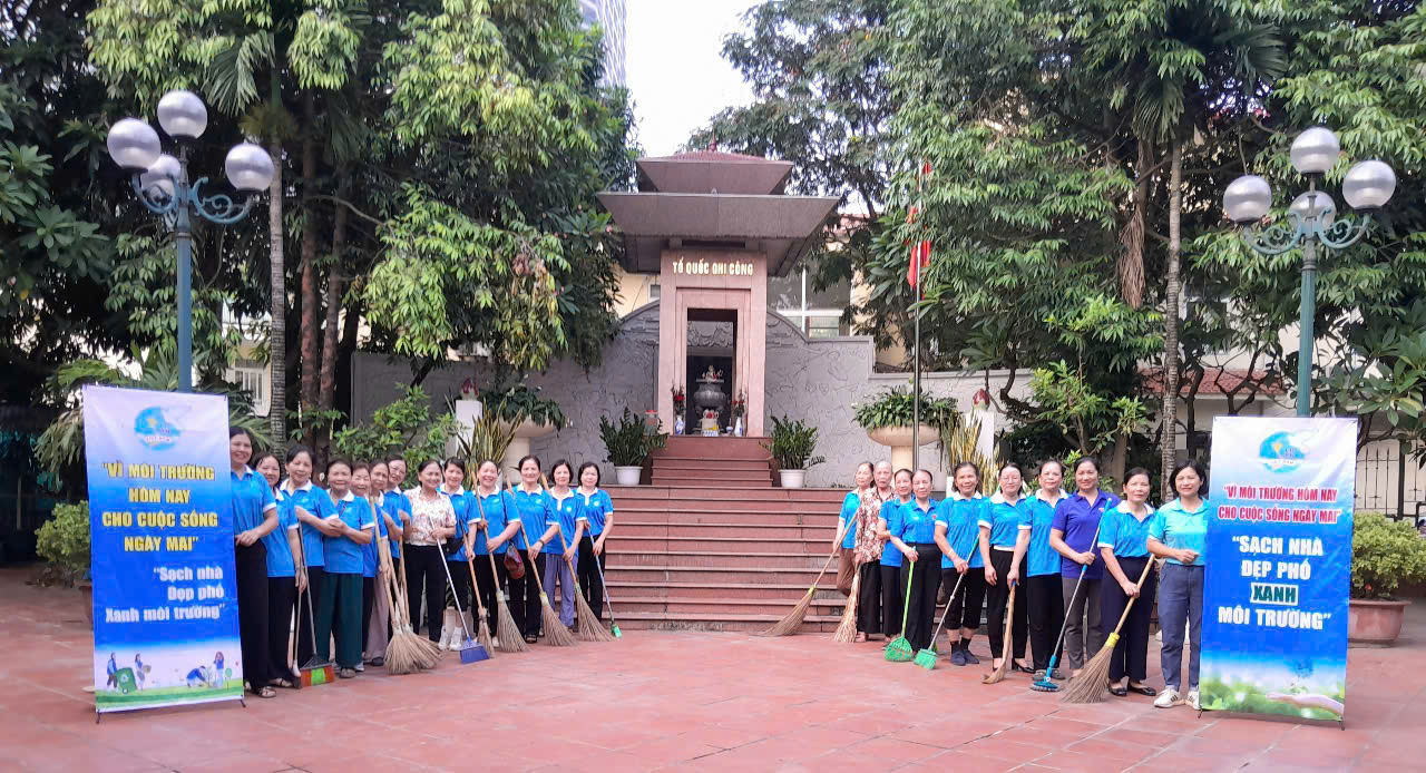 Phụ nữ phường Cầu Giấy ra quân tổng vệ sinh môi trường - ảnh 1