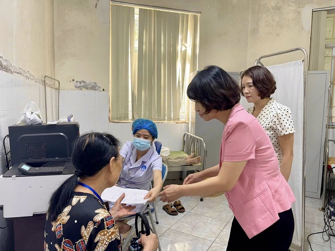 Phường Cầu Giấy khám sức khỏe miễn phí cho đối tượng chính sách nhân kỷ niệm 78 năm ngày Thương binh Liệt sĩ - ảnh 1
