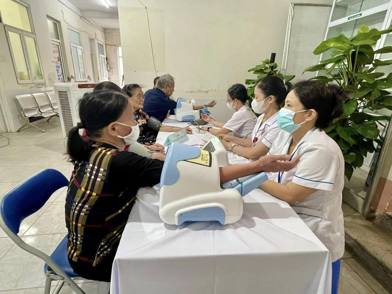 Phường Cầu Giấy khám sức khỏe miễn phí cho đối tượng chính sách nhân kỷ niệm 78 năm ngày Thương binh Liệt sĩ - ảnh 2