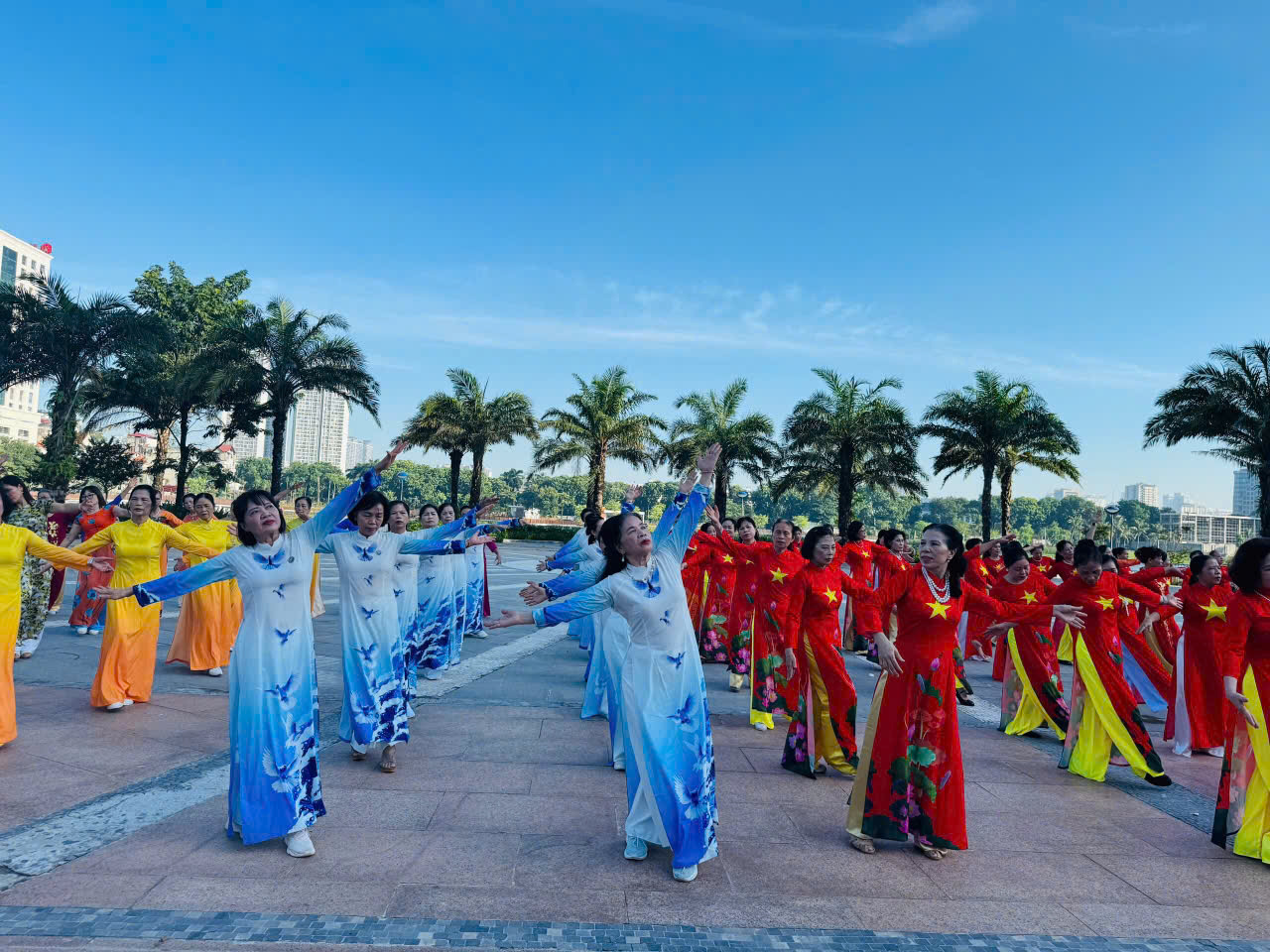 Hội LHPN phường Đại Mỗ đồng diễn dân vũ chào mừng Đại hội Đảng bộ phường - ảnh 2