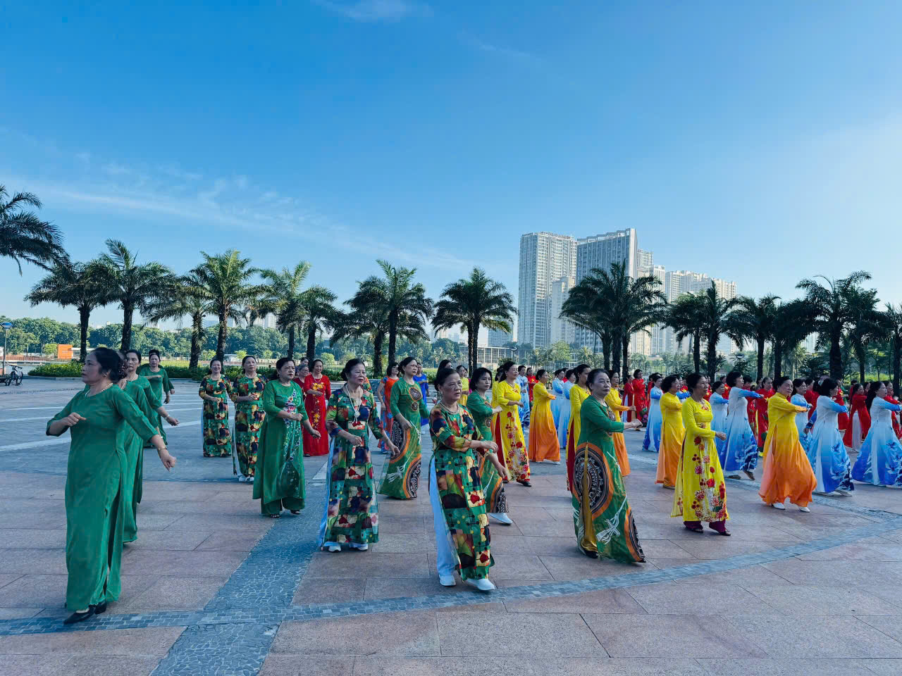 Hội LHPN phường Đại Mỗ đồng diễn dân vũ chào mừng Đại hội Đảng bộ phường - ảnh 4