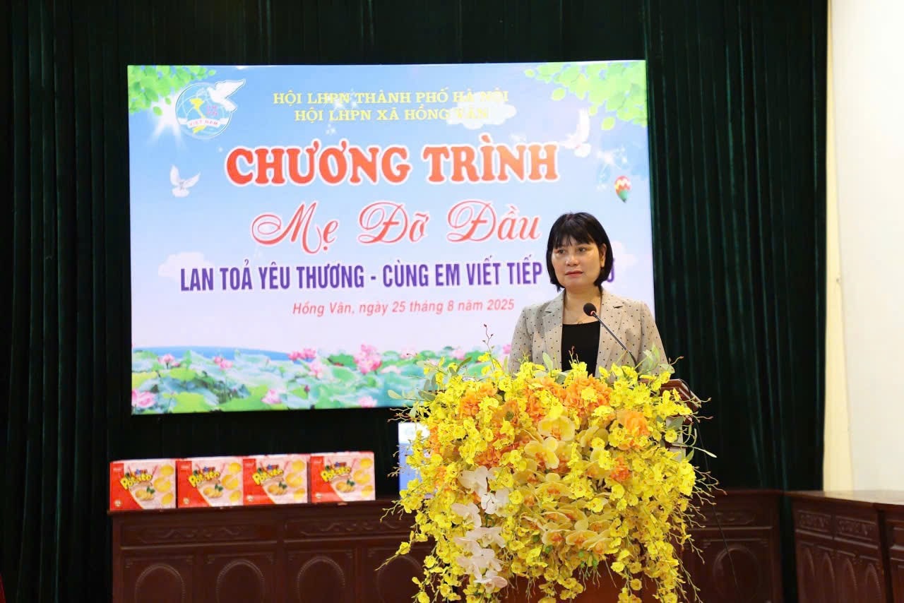 Hội LHPN xã Hồng Vân tổ chức chương trình “Mẹ đỡ đầu”, trao tặng xe đạp “Cùng em tới trường” - ảnh 1