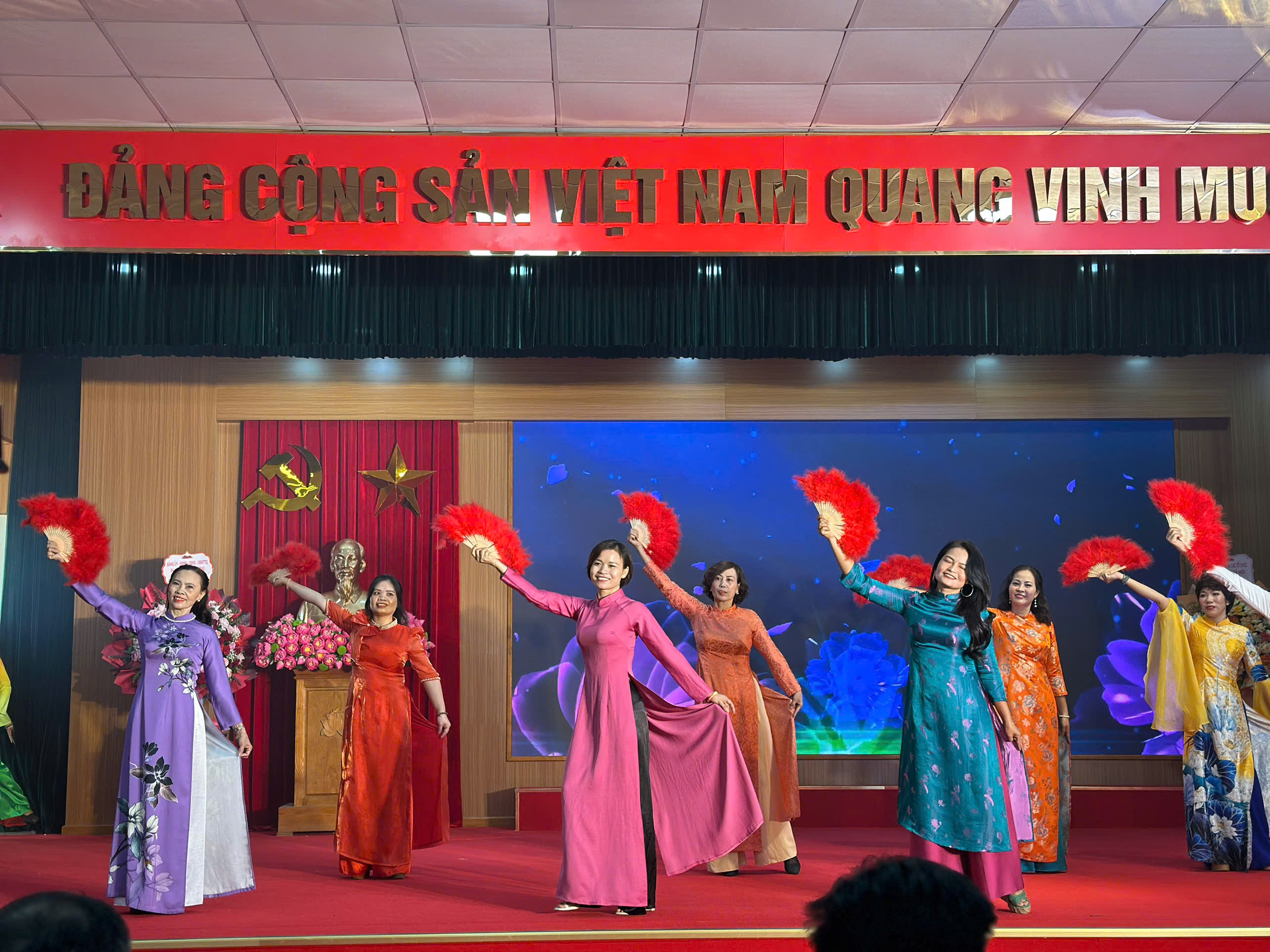 Phụ nữ Xuân Phương góp phần xây dựng phường văn minh, hạnh phúc - ảnh 12