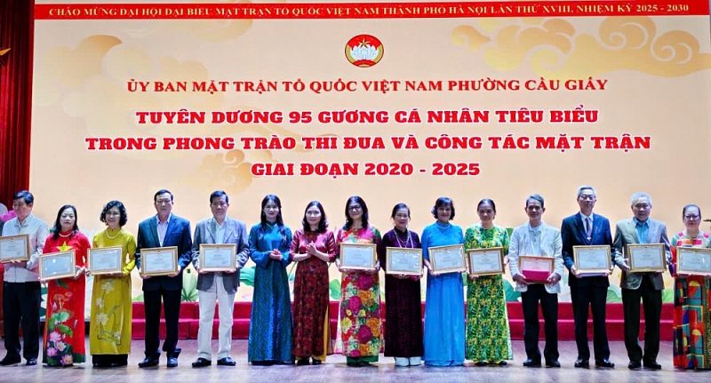 95 cá nhân tiêu biểu trong công tác Mặt trận phường Cầu Giấy - ảnh 2