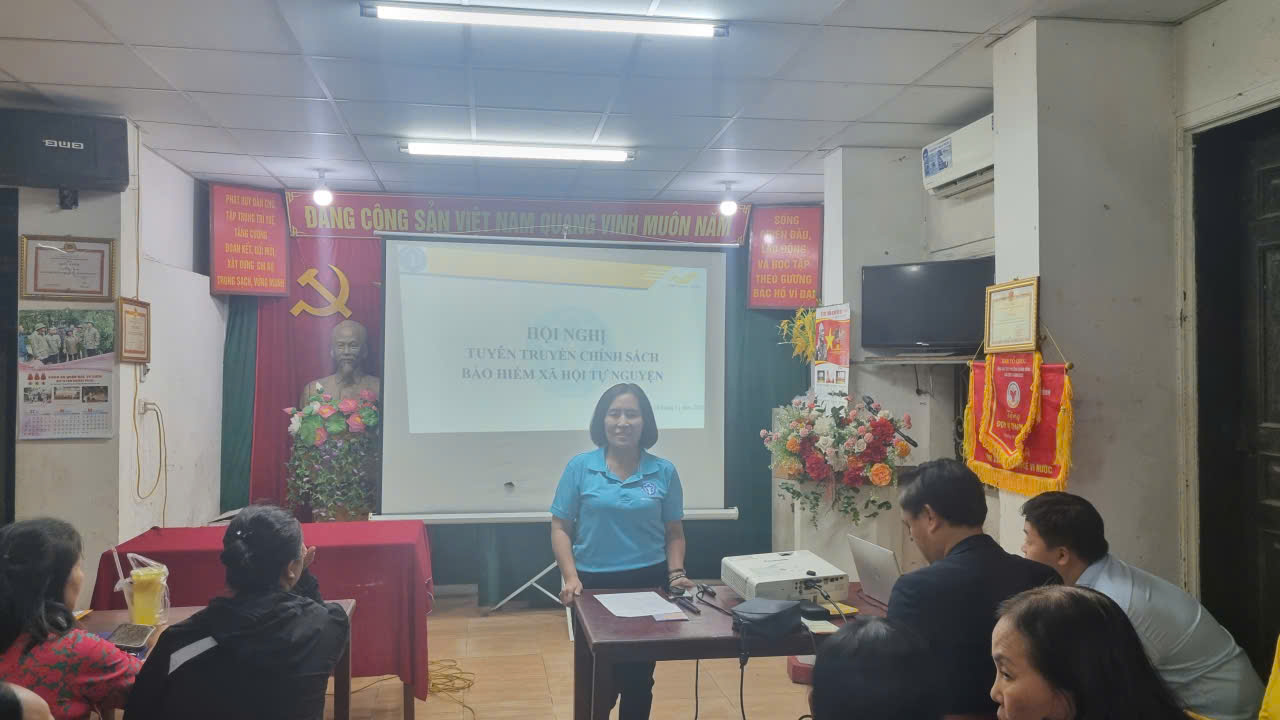 Cán bộ bảo hiểm xã hội tuyên truyền chính sách vào buổi tối - ảnh 1