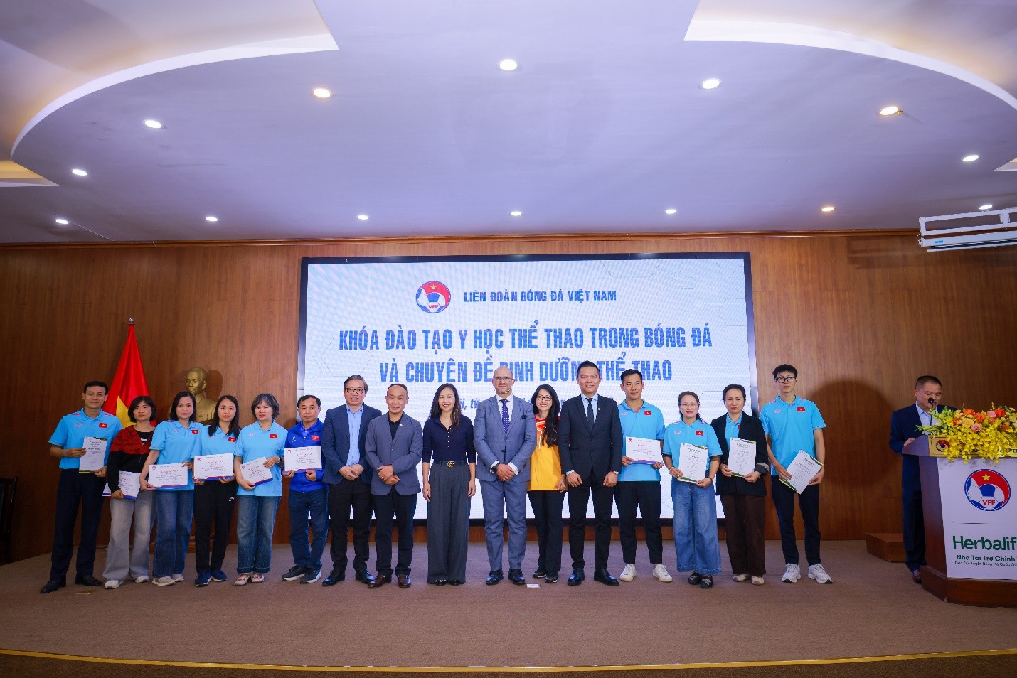 Liên đoàn Bóng đá Việt Nam đào tạo về dinh dưỡng cho huấn luyện viên và cầu thủ bóng đá - ảnh 1