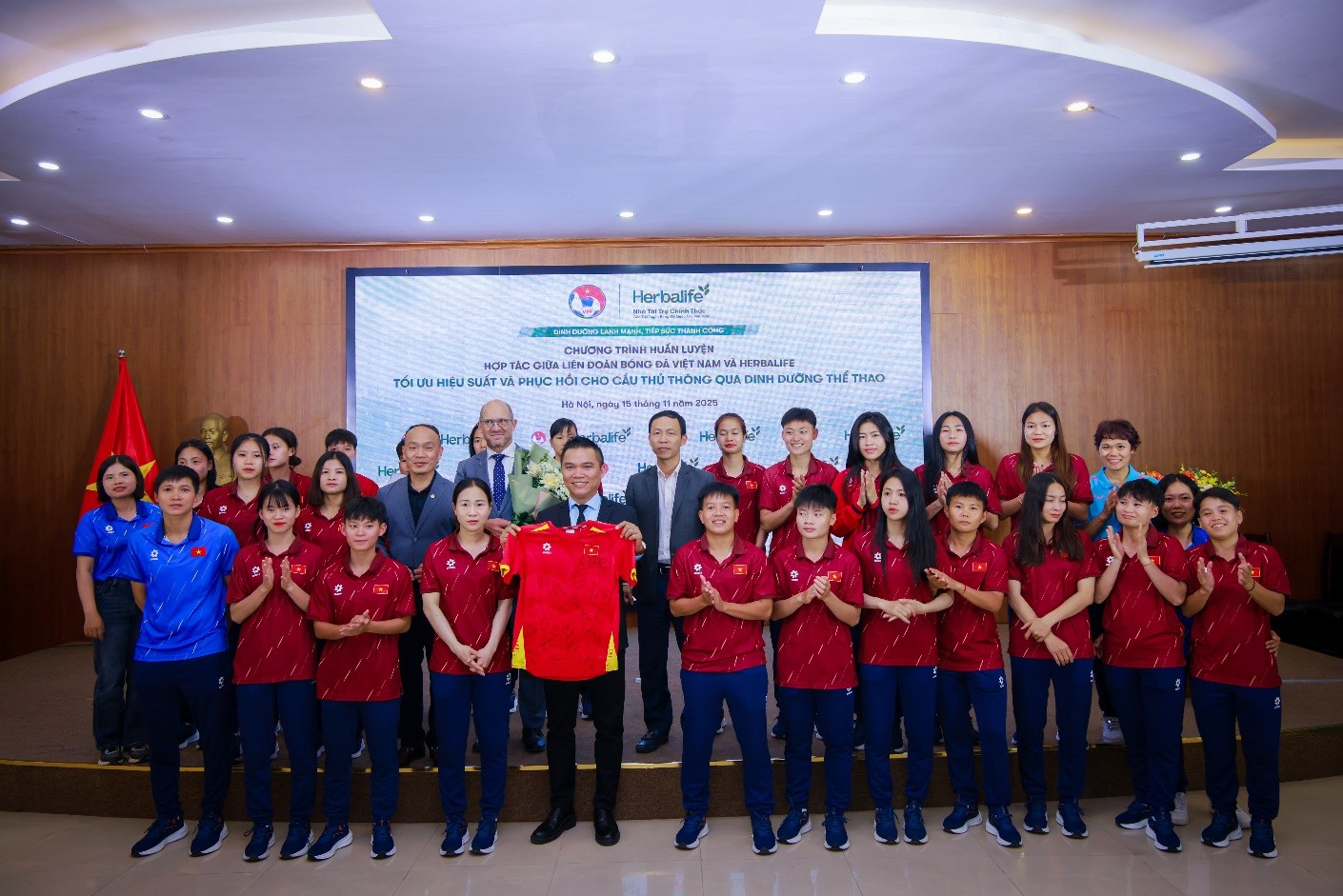 Liên đoàn Bóng đá Việt Nam đào tạo về dinh dưỡng cho huấn luyện viên và cầu thủ bóng đá - ảnh 2