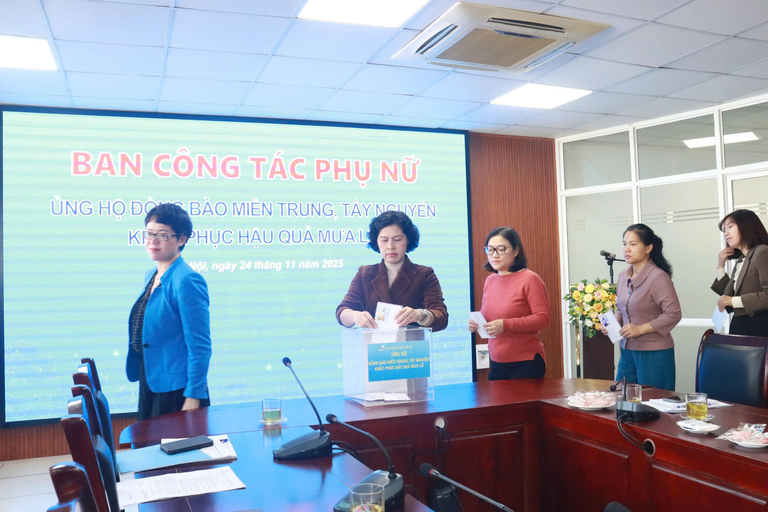 Hội LHPN Hà Nội tổng kết công tác tổ chức Đại hội Phụ nữ và ủng hộ đồng bào miền Trung, Tây Nguyên - ảnh 4