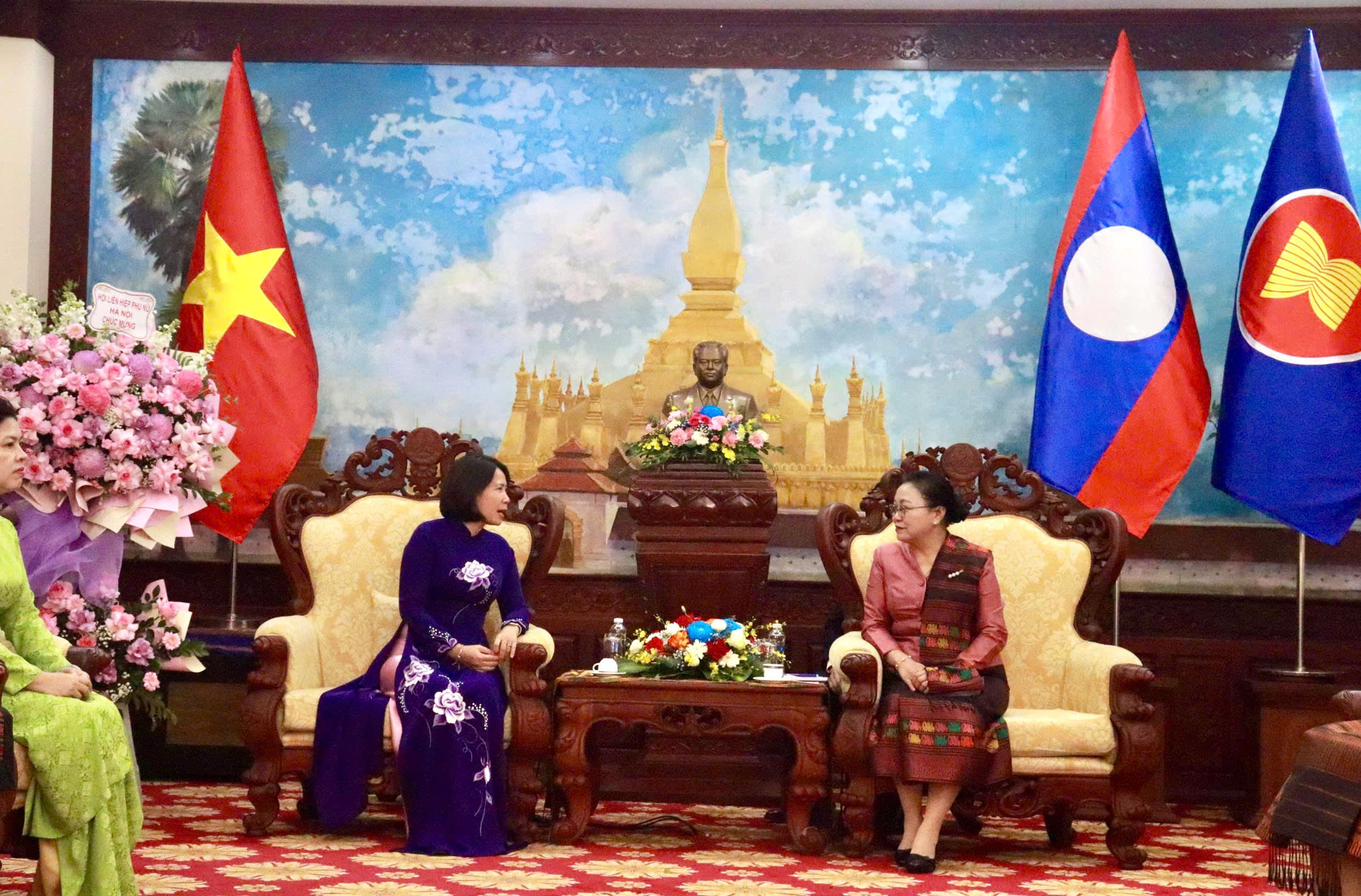 Hội LHPN Hà Nội chúc mừng 50 năm Quốc khánh nước Cộng hòa DCND Lào - ảnh 2