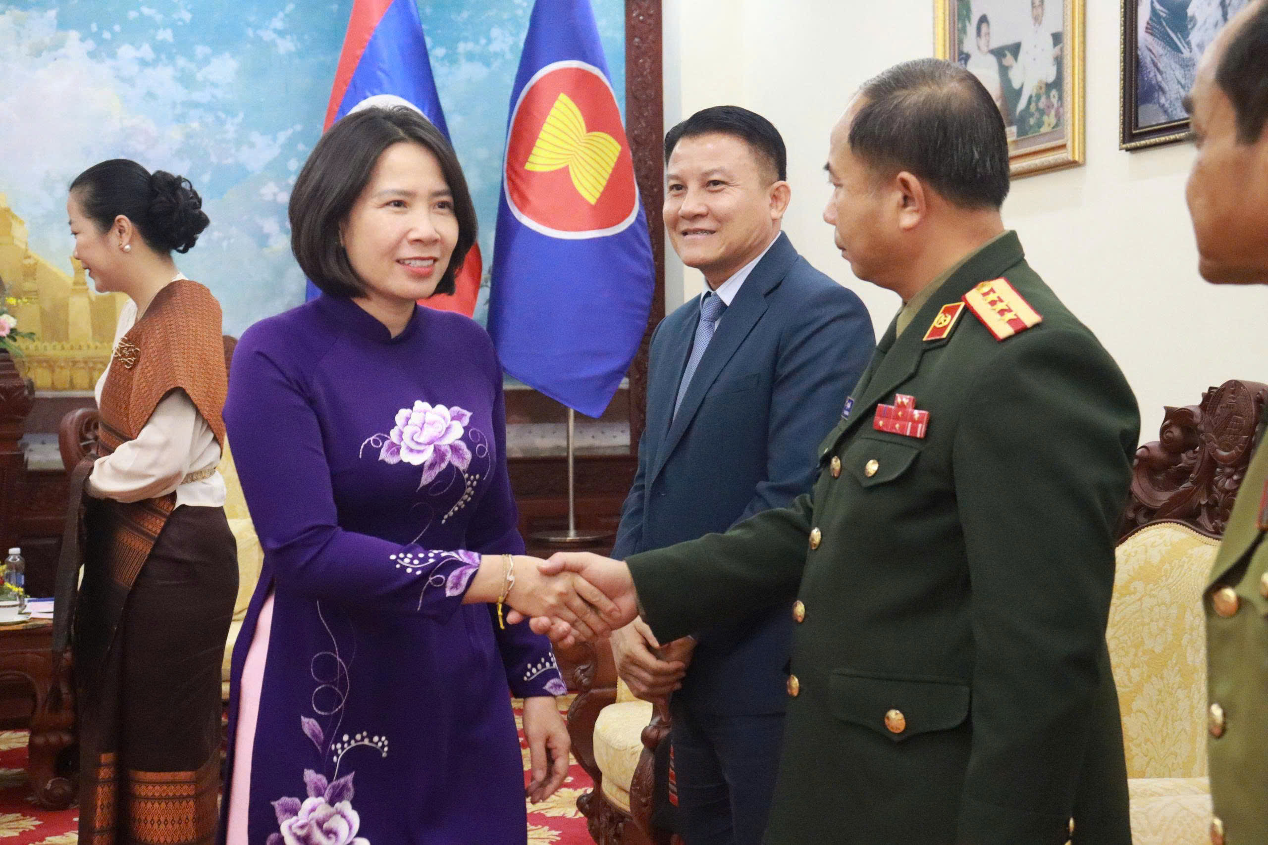 Hội LHPN Hà Nội chúc mừng 50 năm Quốc khánh nước Cộng hòa DCND Lào - ảnh 3