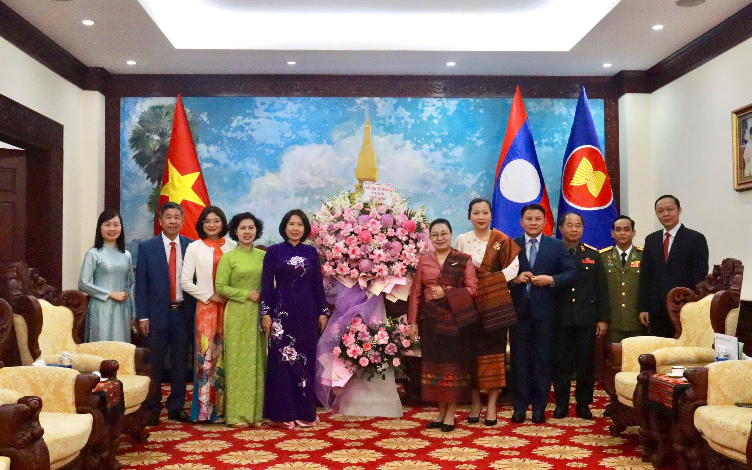 Hội LHPN Hà Nội chúc mừng 50 năm Quốc khánh nước Cộng hòa DCND Lào - ảnh 1