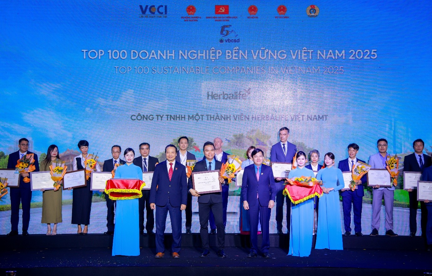 Liên đoàn Thương mại và Công nghiệp Việt Nam vinh danh 100 doanh nghiệp bền vững - ảnh 2