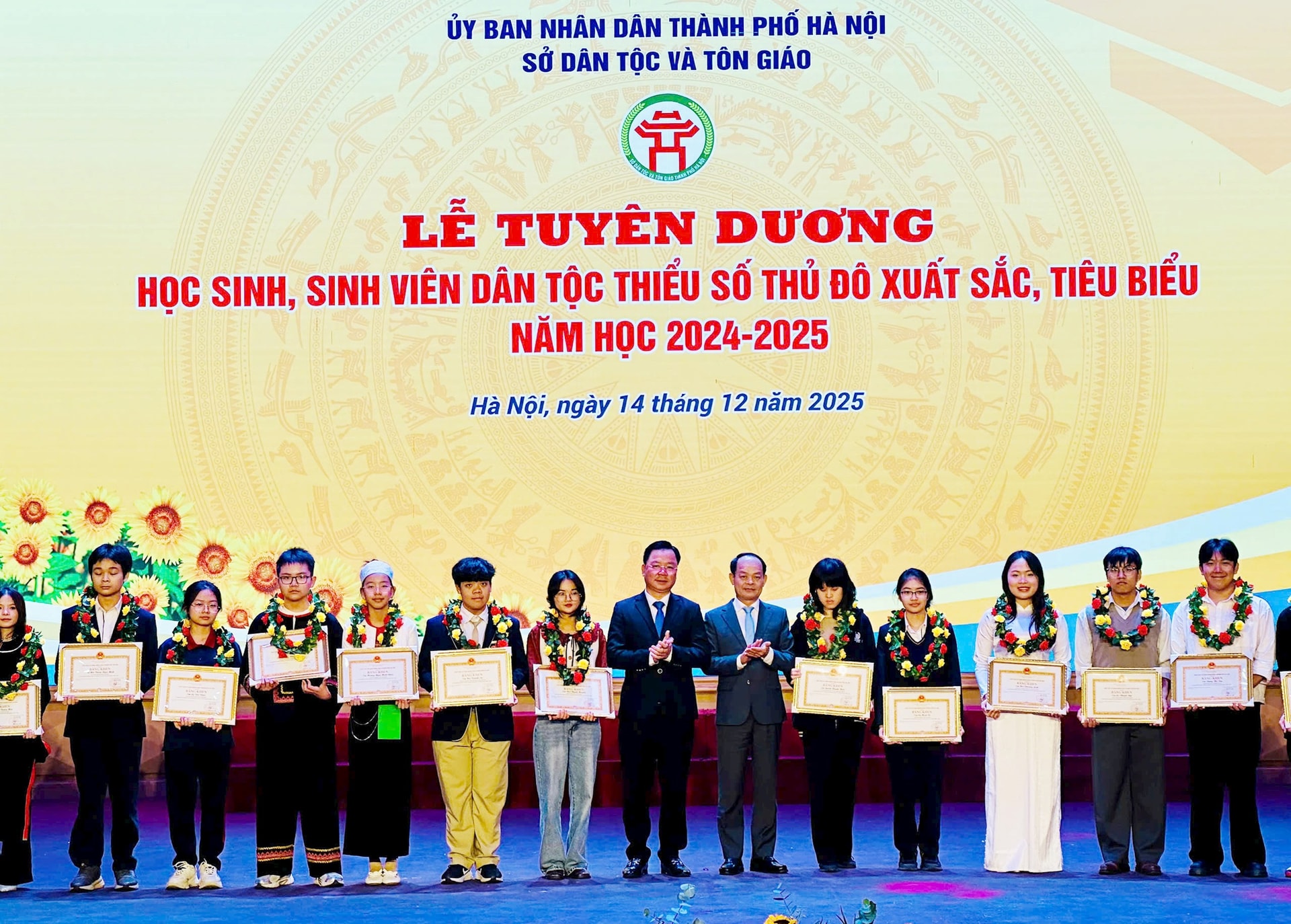 Hà Nội tuyên dương 200 học sinh, sinh viên dân tộc thiểu số xuất sắc, tiêu biểu năm học 2024-2025 - ảnh 4