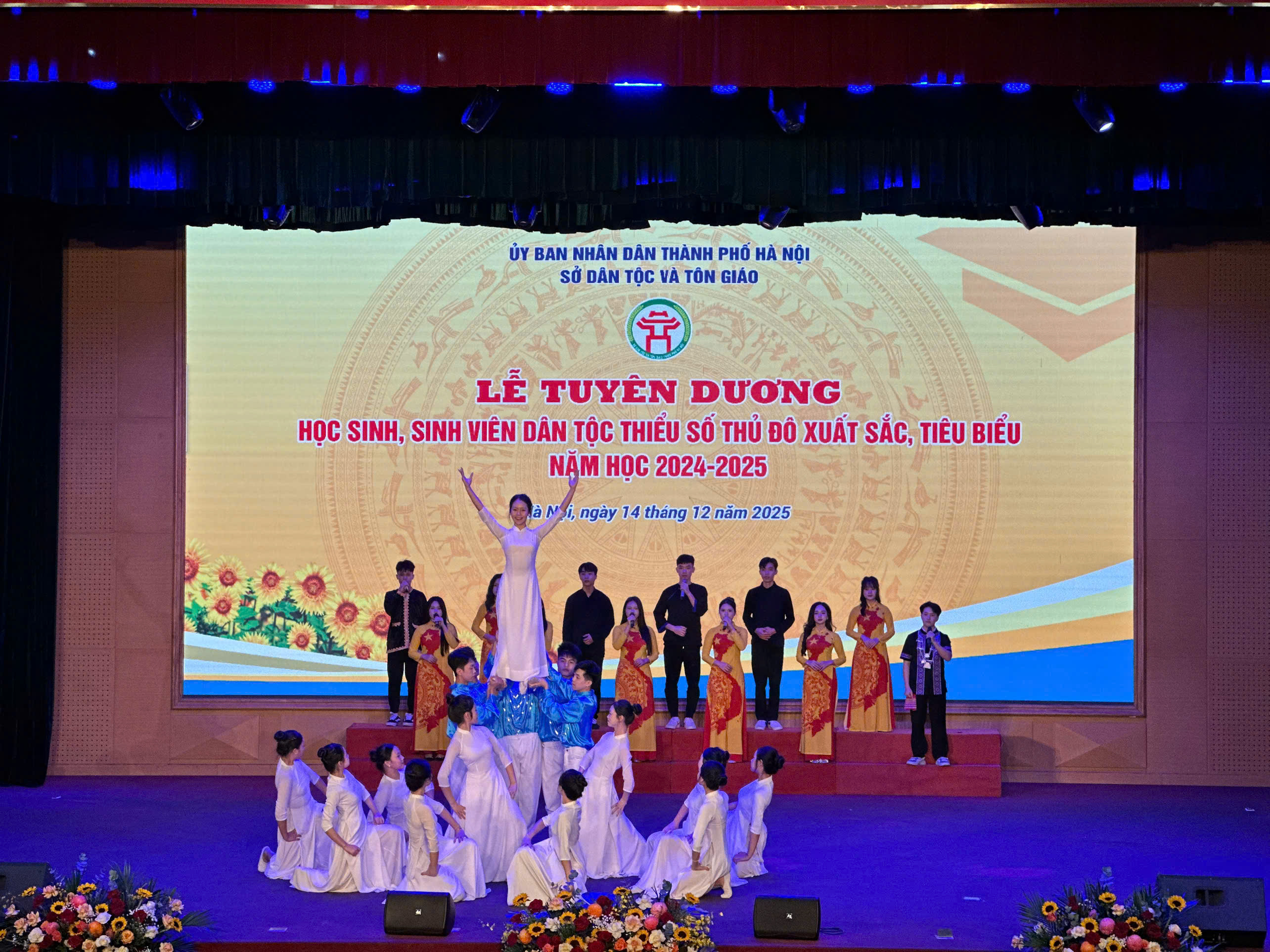 Hà Nội tuyên dương 200 học sinh, sinh viên dân tộc thiểu số xuất sắc, tiêu biểu năm học 2024-2025 - ảnh 1