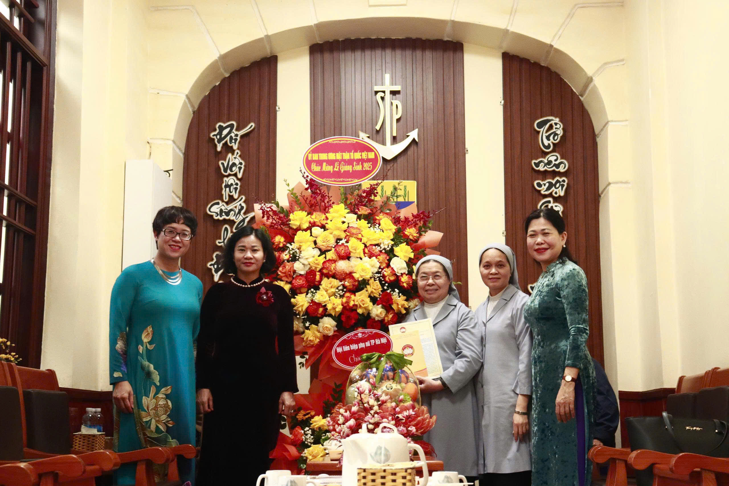 Phó Chủ tịch UBTƯ MTTQ Việt Nam Nguyễn Thị Tuyến chúc mừng Giáng sinh tại Dòng Thánh Phaolô Hà Nội - ảnh 1