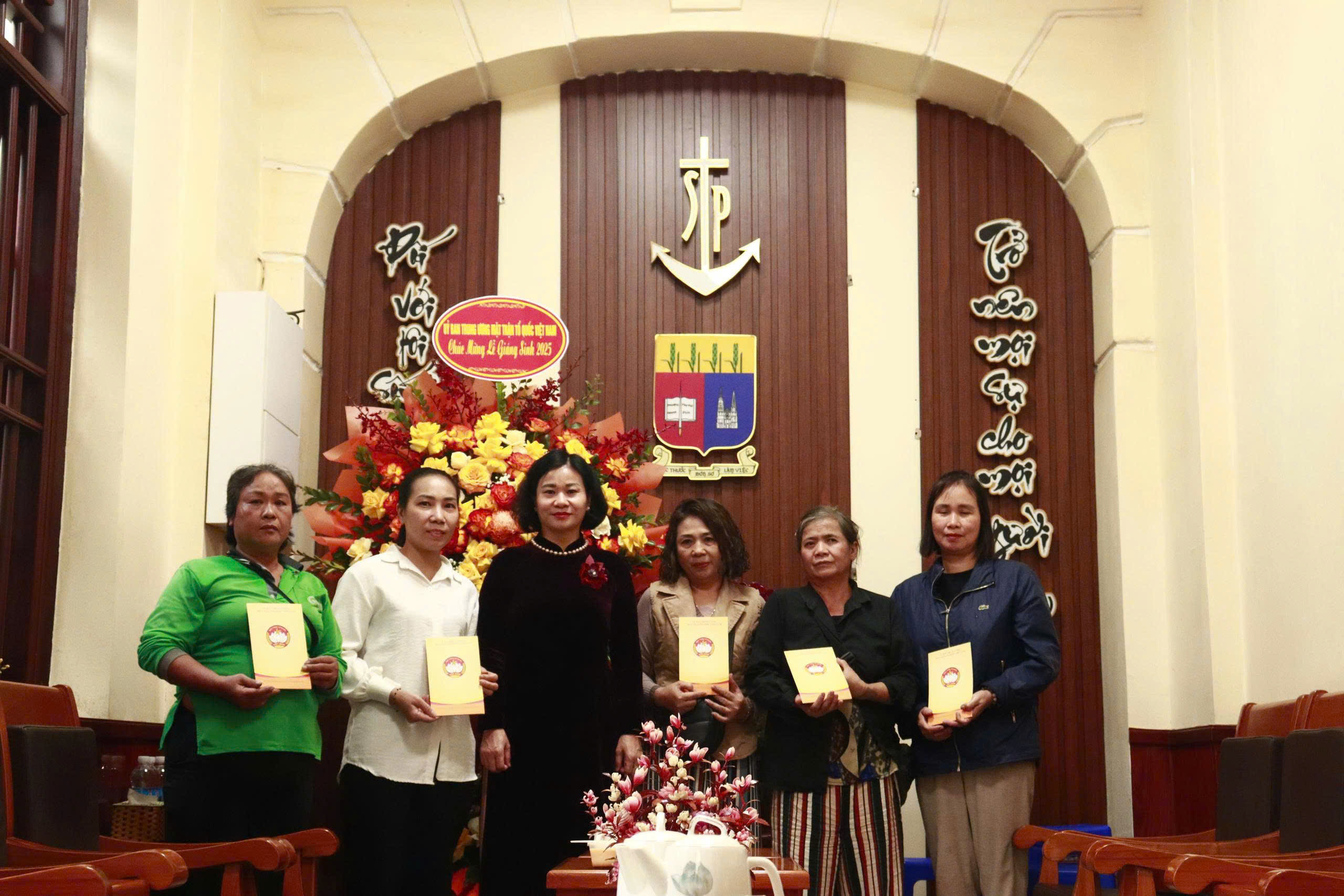 Phó Chủ tịch UBTƯ MTTQ Việt Nam Nguyễn Thị Tuyến chúc mừng Giáng sinh tại Dòng Thánh Phaolô Hà Nội - ảnh 2