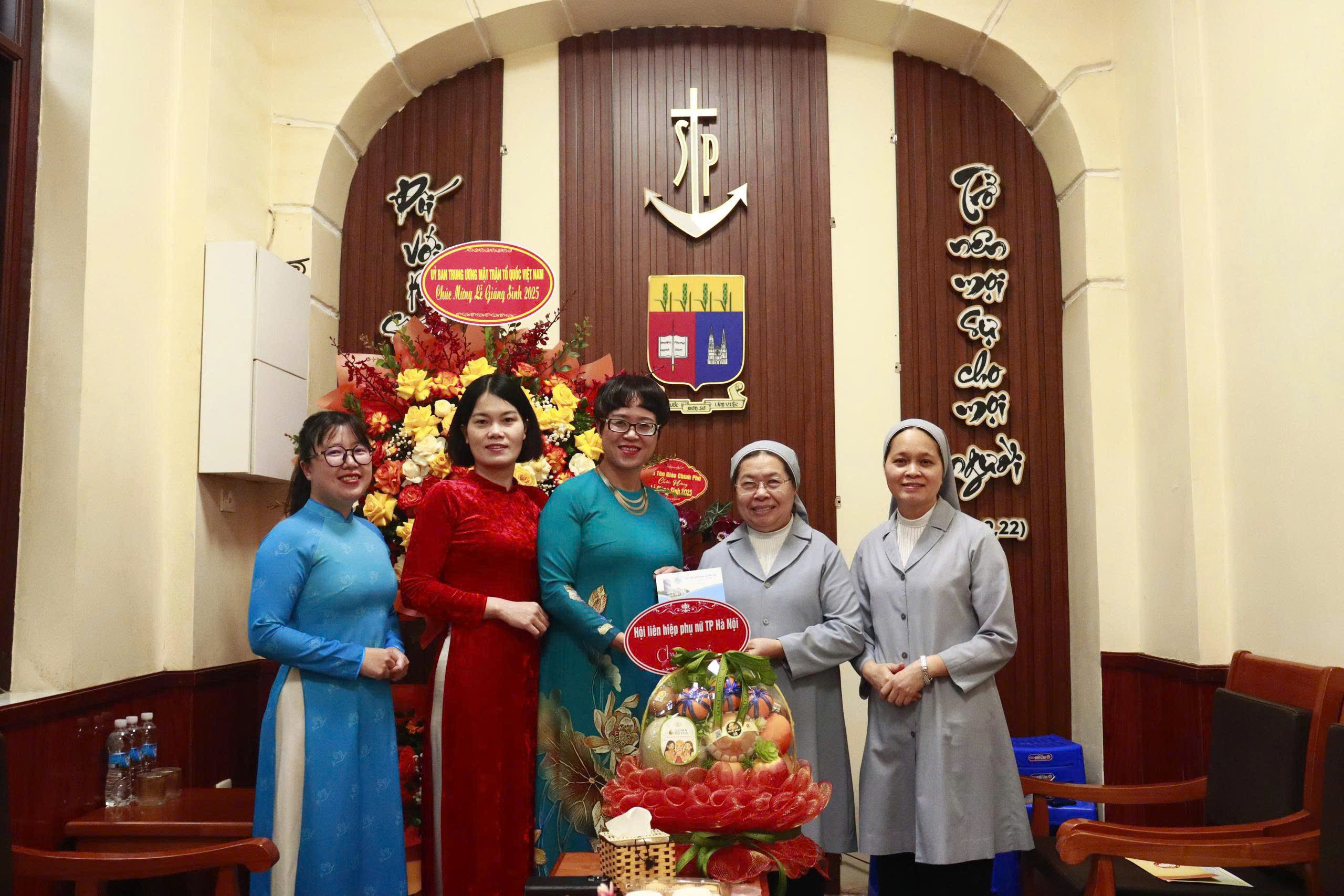 Phó Chủ tịch UBTƯ MTTQ Việt Nam Nguyễn Thị Tuyến chúc mừng Giáng sinh tại Dòng Thánh Phaolô Hà Nội - ảnh 3
