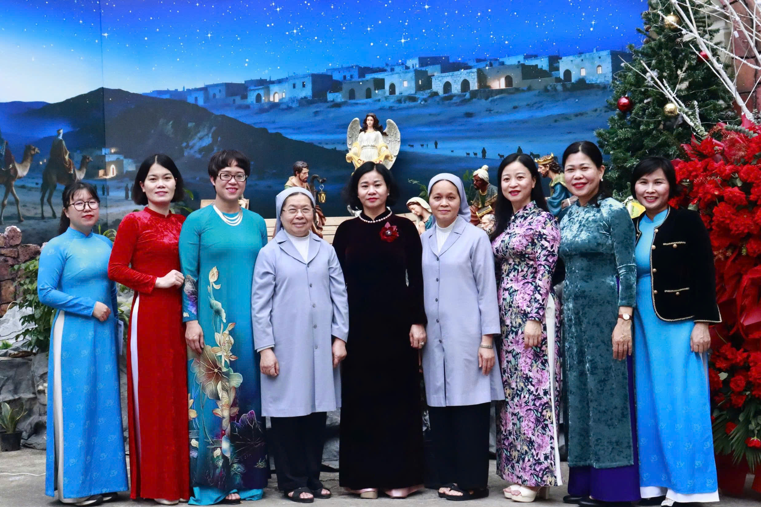 Phó Chủ tịch UBTƯ MTTQ Việt Nam Nguyễn Thị Tuyến chúc mừng Giáng sinh tại Dòng Thánh Phaolô Hà Nội - ảnh 5