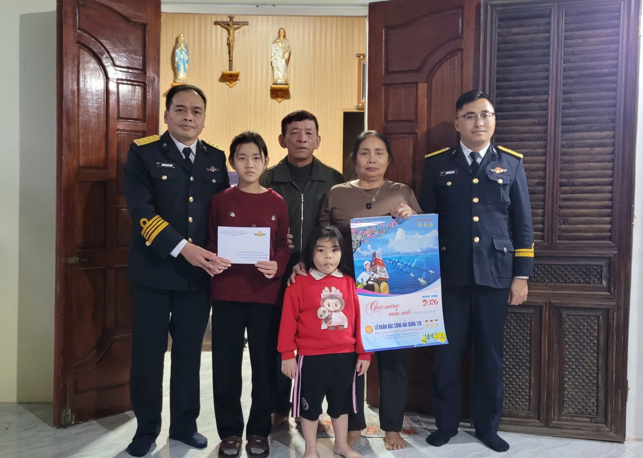 Lữ đoàn 126 thăm các cháu là con ngư dân được đơn vị đỡ đầu - ảnh 1