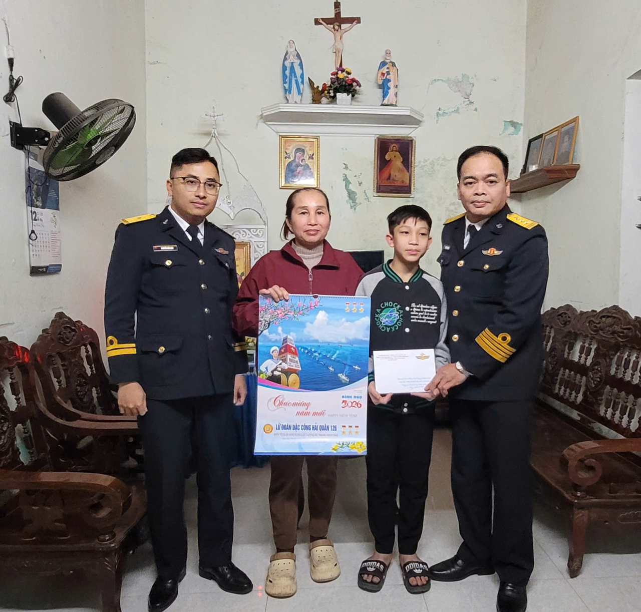 Lữ đoàn 126 thăm các cháu là con ngư dân được đơn vị đỡ đầu - ảnh 2