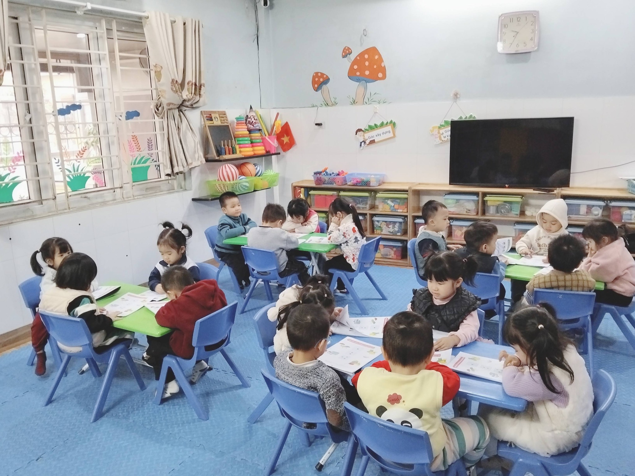 Hà Nội: Nhiệt độ dưới 10 độ C, học sinh mầm non, tiểu học không đến trường học trực tiếp  - ảnh 1