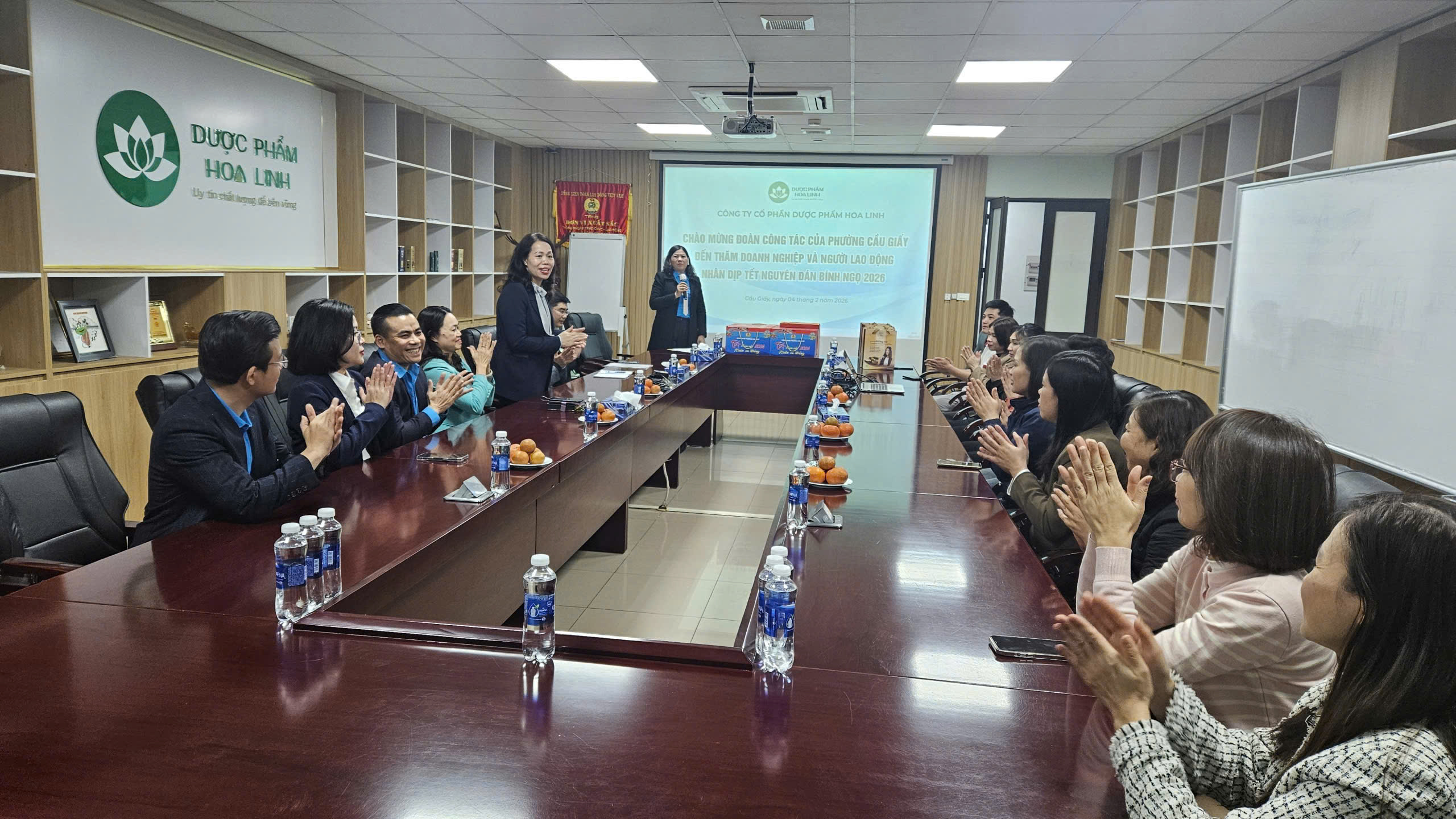 Bí thư Đảng ủy phường Cầu Giấy thăm, tặng quà Tết doanh nghiệp và người lao động - ảnh 1