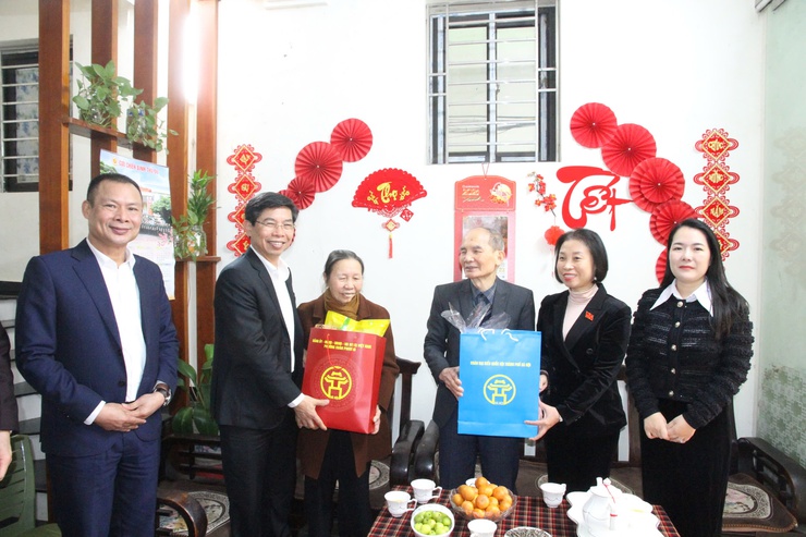 Phường Xuân Phương thăm, tặng quà gia đình chính sách nhân dịp Tết Nguyên đán Bính Ngọ 2026 - ảnh 1