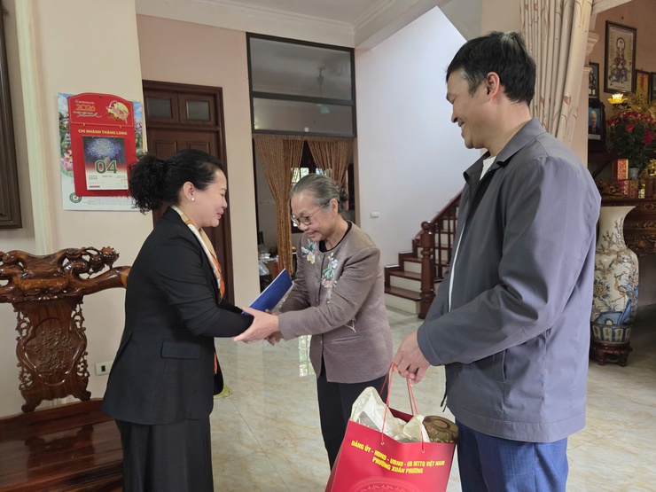 Phường Xuân Phương thăm, tặng quà gia đình chính sách nhân dịp Tết Nguyên đán Bính Ngọ 2026 - ảnh 2