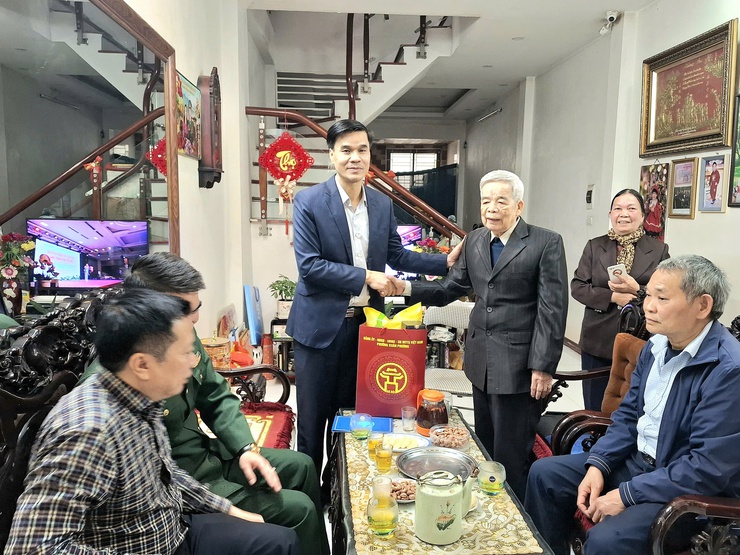 Phường Xuân Phương thăm, tặng quà gia đình chính sách nhân dịp Tết Nguyên đán Bính Ngọ 2026 - ảnh 3