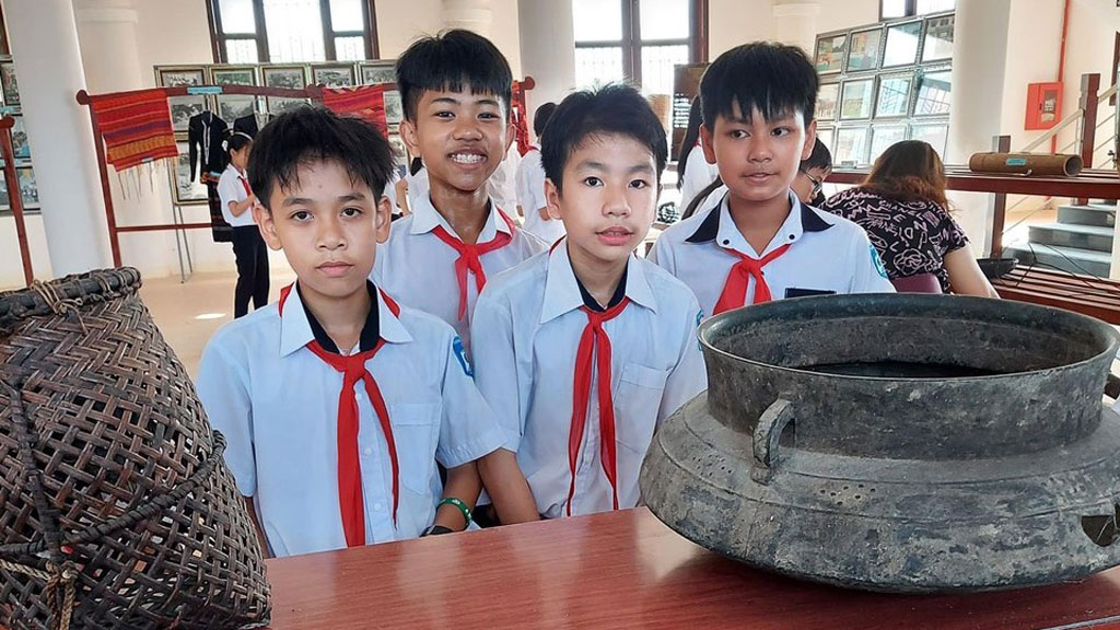 Nhiều điểm mới trong quy định về tiêu chuẩn, biên soạn, thẩm định tài liệu giáo dục địa phương - ảnh 1