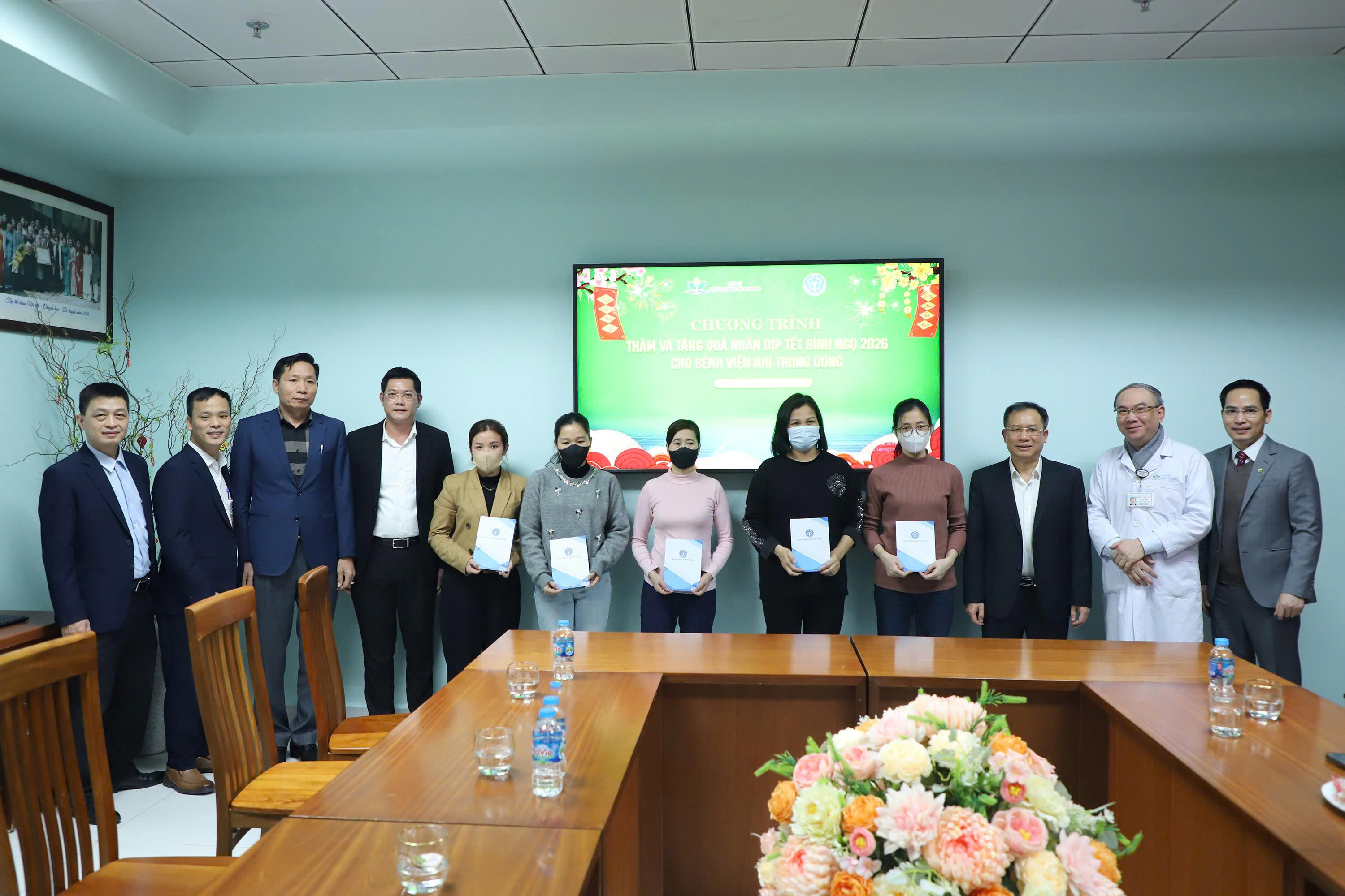 Lãnh đạo BHXH Việt Nam và Hà Nội trao tặng 58 suất quà Tết cho bệnh nhân BHYT có hoàn cảnh khó khăn - ảnh 1