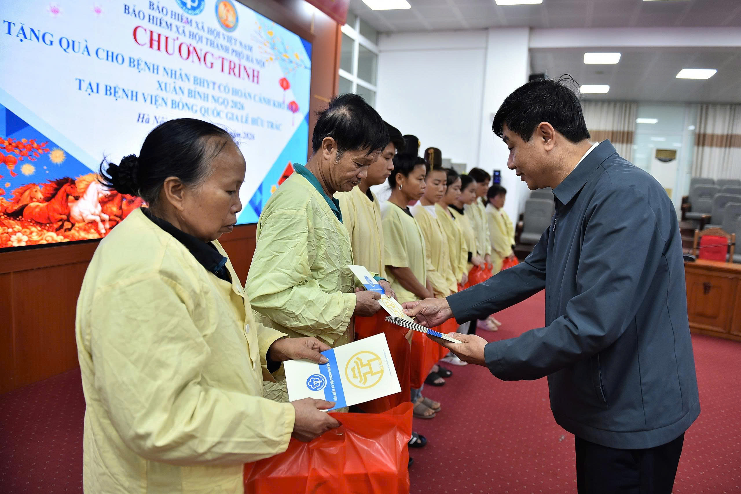 Lãnh đạo BHXH Việt Nam và Hà Nội trao tặng 58 suất quà Tết cho bệnh nhân BHYT có hoàn cảnh khó khăn - ảnh 4