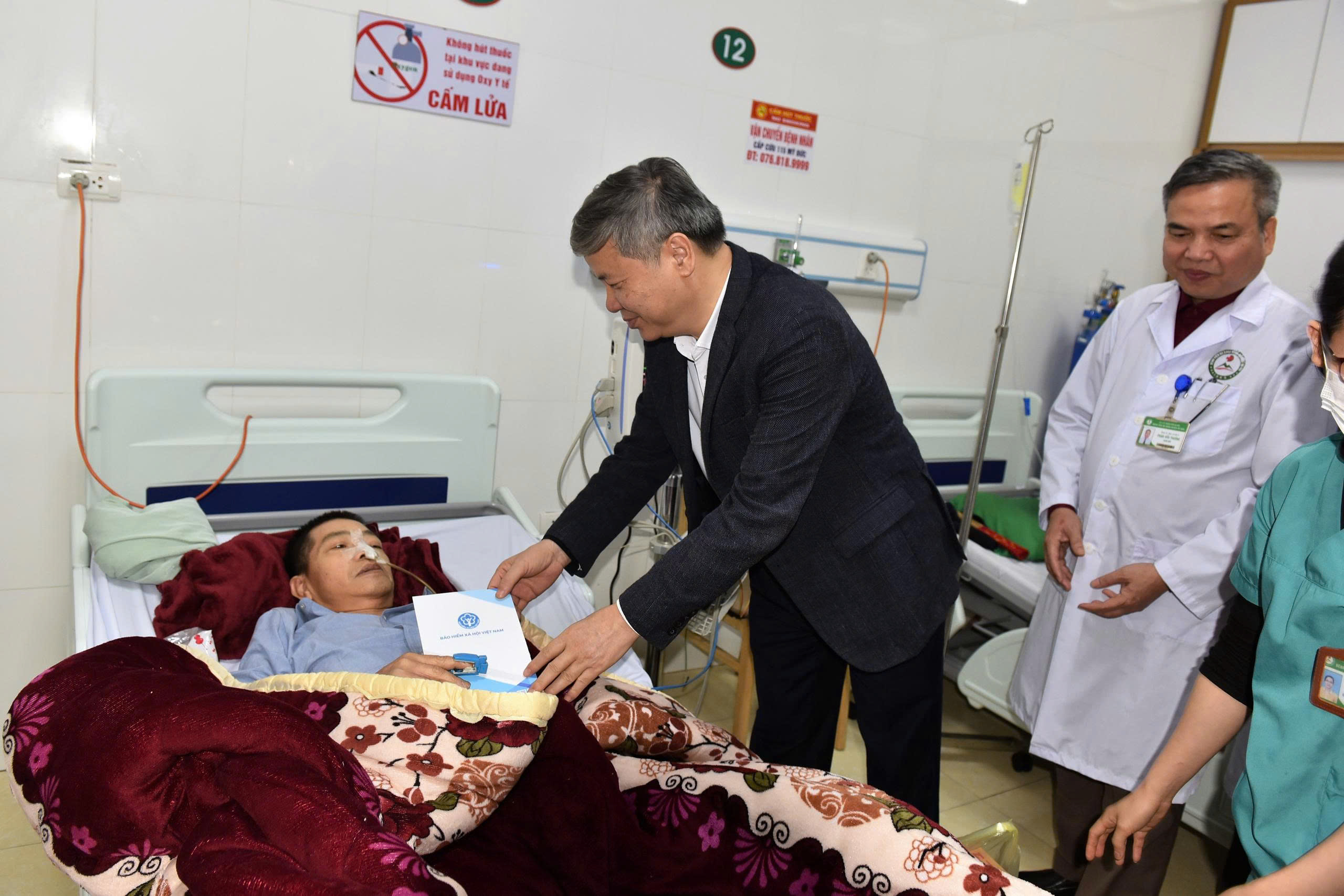 Lãnh đạo BHXH Việt Nam và Hà Nội trao tặng 58 suất quà Tết cho bệnh nhân BHYT có hoàn cảnh khó khăn - ảnh 2