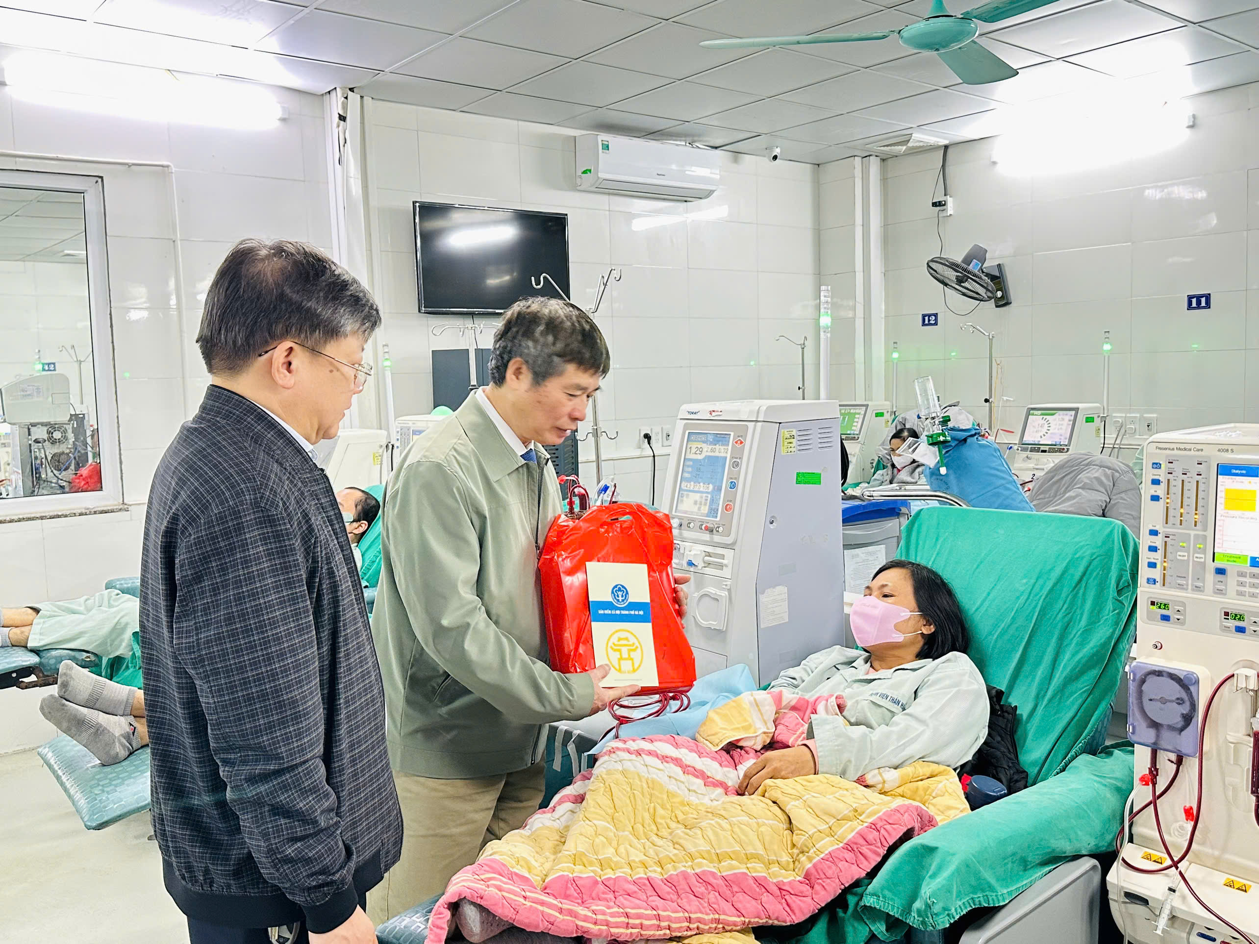 Lãnh đạo BHXH Việt Nam và Hà Nội trao tặng 58 suất quà Tết cho bệnh nhân BHYT có hoàn cảnh khó khăn - ảnh 3