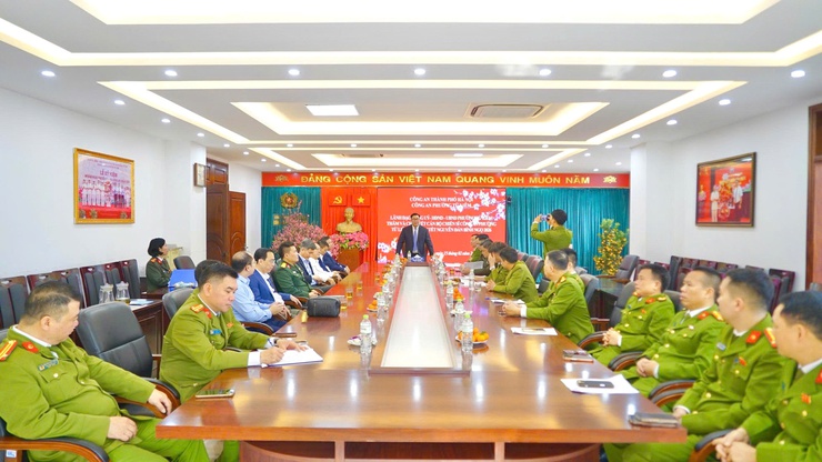 Lãnh đạo phường Từ Liêm thăm, động viên lực lượng trực Tết  - ảnh 1