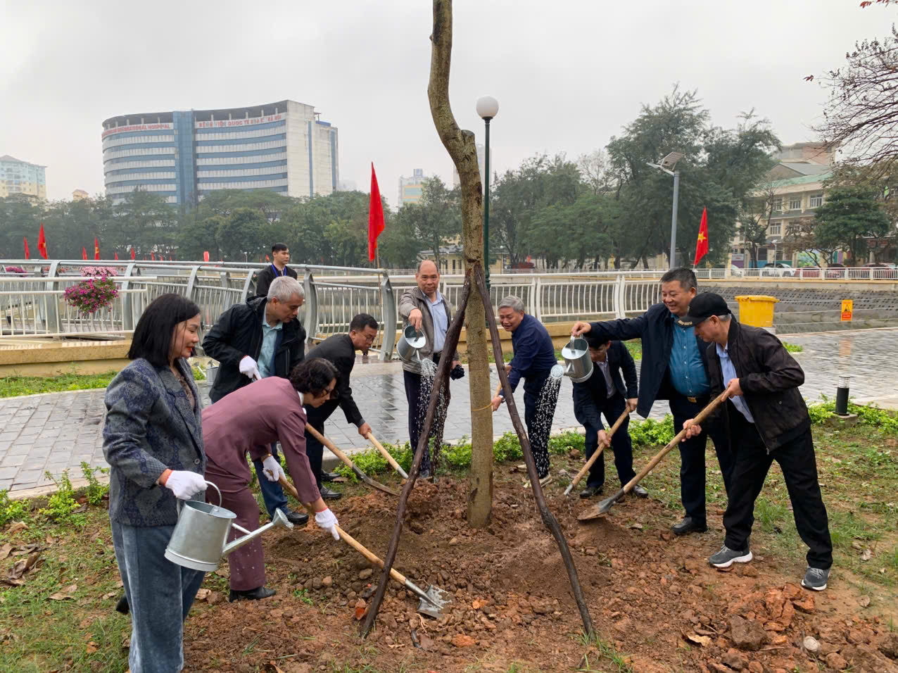 Phụ nữ Thủ đô hưởng ứng Tết trồng cây - ảnh 1