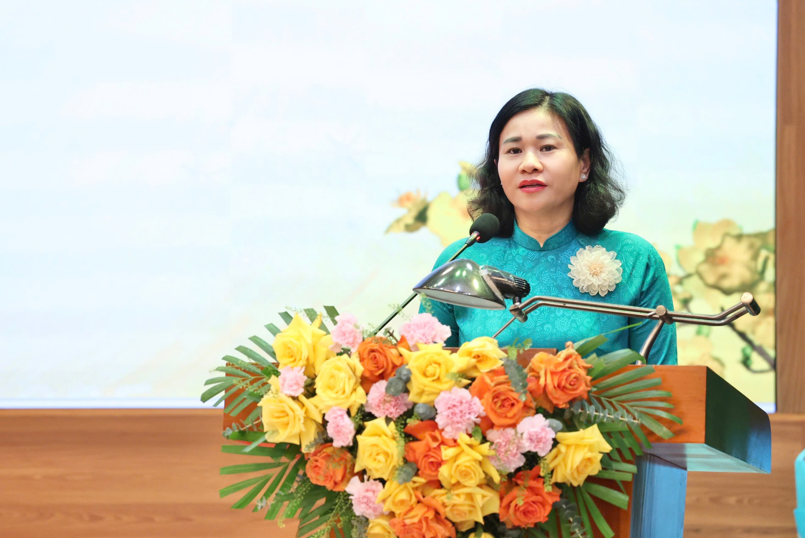 Chủ tịch Hội LHPN Việt Nam trao quà cho phụ nữ, trẻ em khó khăn tại 4 xã của Hà Nội - ảnh 2