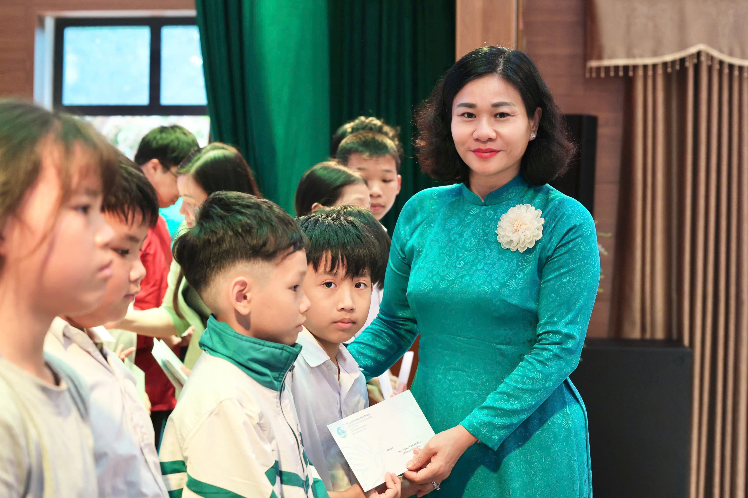 Chủ tịch Hội LHPN Việt Nam trao quà cho phụ nữ, trẻ em khó khăn tại 4 xã của Hà Nội - ảnh 3