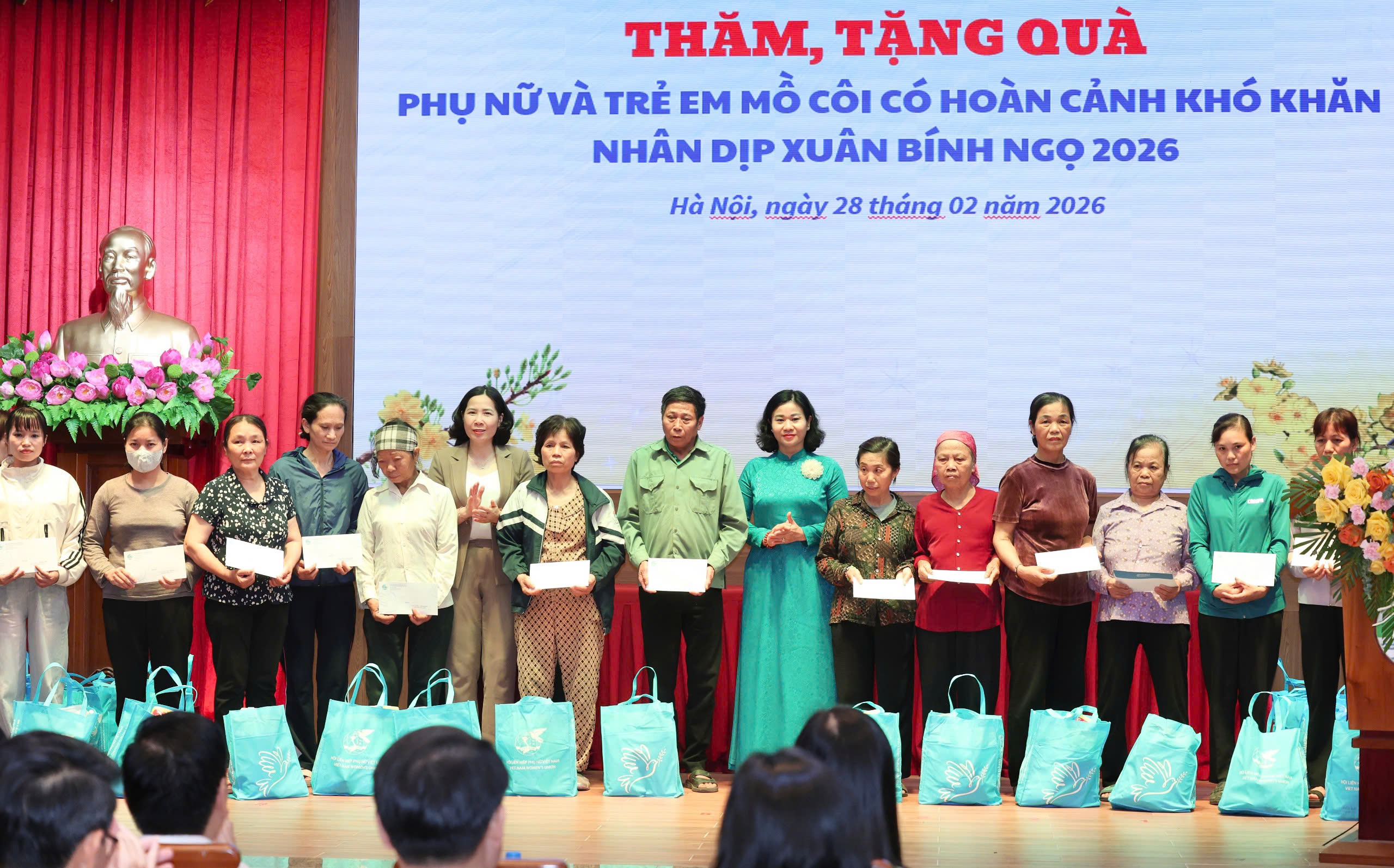 Chủ tịch Hội LHPN Việt Nam trao quà cho phụ nữ, trẻ em khó khăn tại 4 xã của Hà Nội - ảnh 5