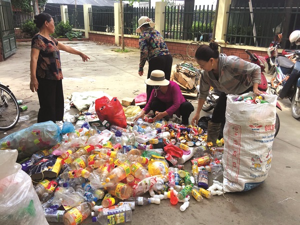 Làm đẹp không gian từ... rác - ảnh 4