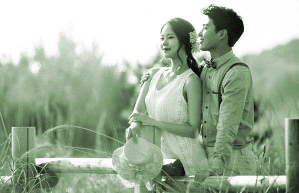 Cành hoa giấy trước cửa nhà - ảnh 2