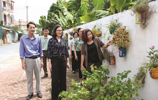 Môi trường xanh, sạch, đẹp nhờ bàn tay phụ nữ - ảnh 1