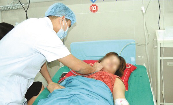 Suýt tử vong vì trị mụn ở lưng - ảnh 1