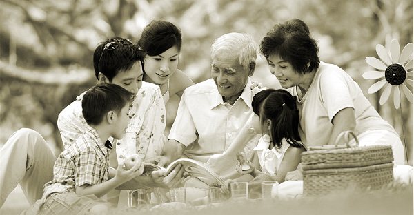 Trước bàn thờ gia tiên - ảnh 2
