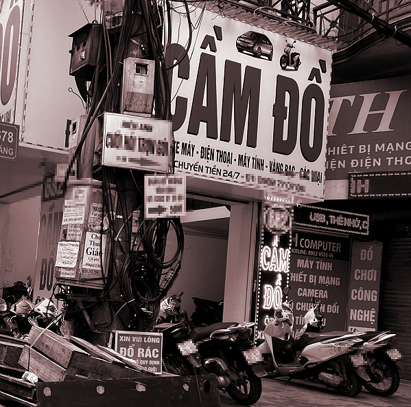 Mùa bóng, mùa... nhà cửa đội nón ra đi - ảnh 2