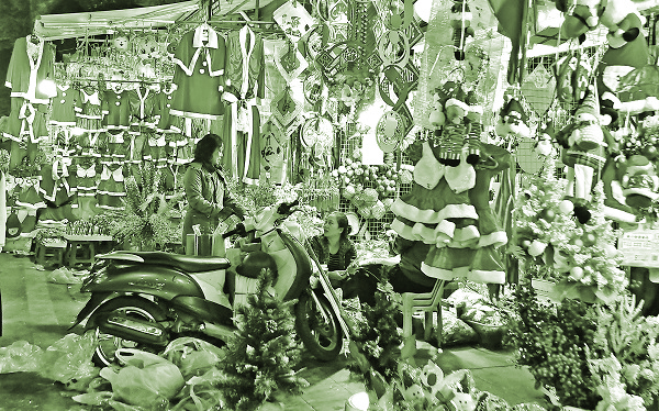 Đồ trang trí Noel tăng giá, sức mua giảm - ảnh 1